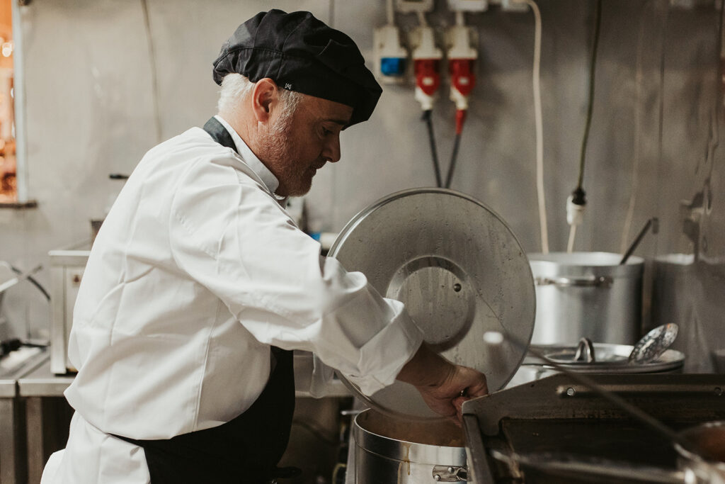 Cocinero haciendo comida en La Chata